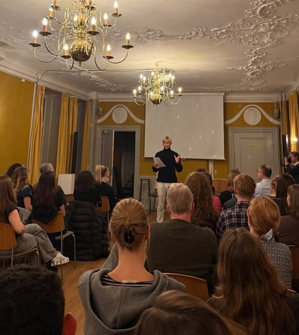 Emil Salzer holder foredrag for publikum