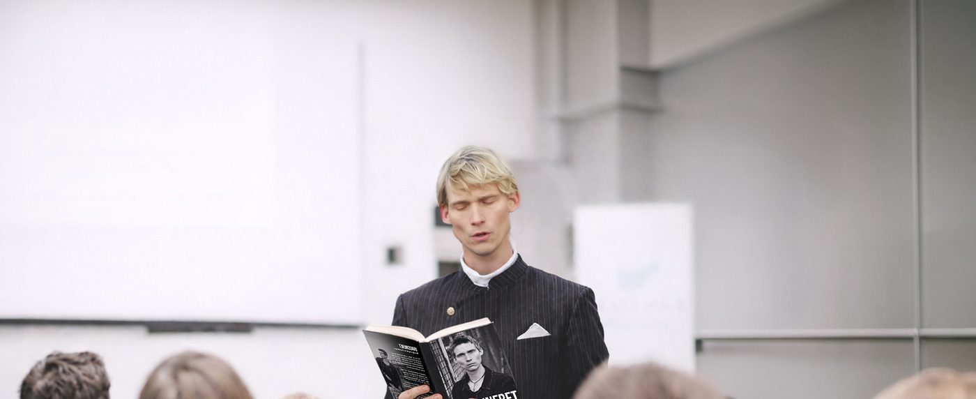 Emil Salzer læser op fra sin bog