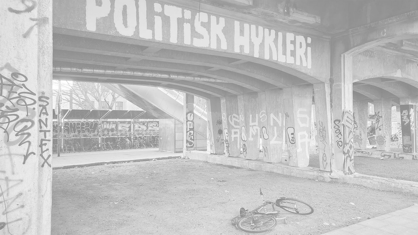 Graffiti under bro — Politisk Hykleri